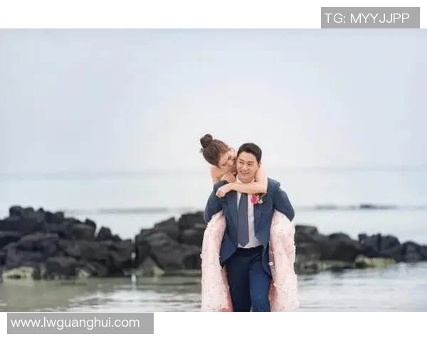 足球明星与女友海边度假甜蜜瞬间尽显浪漫气息与幸福生活