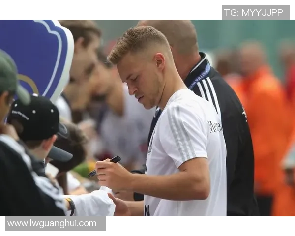 日本足球明星在街头展现风采与球迷互动的精彩瞬间